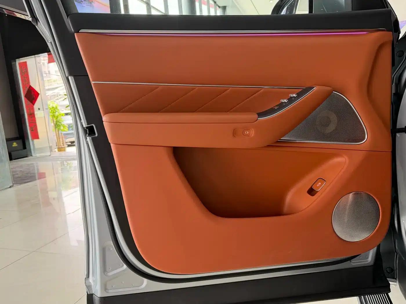 Wenjie M8 2025 Extended Range Ultra Edition 53.4kWh 5-Seat Version (192-line LiDAR) — миниатюра 7