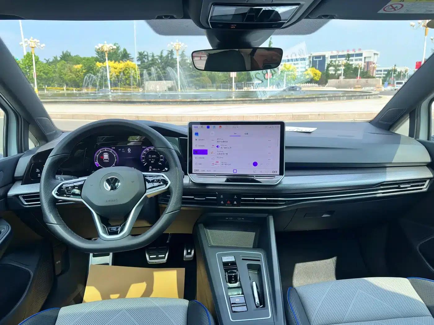 2025 Golf 300TSI R-Line — миниатюра 11