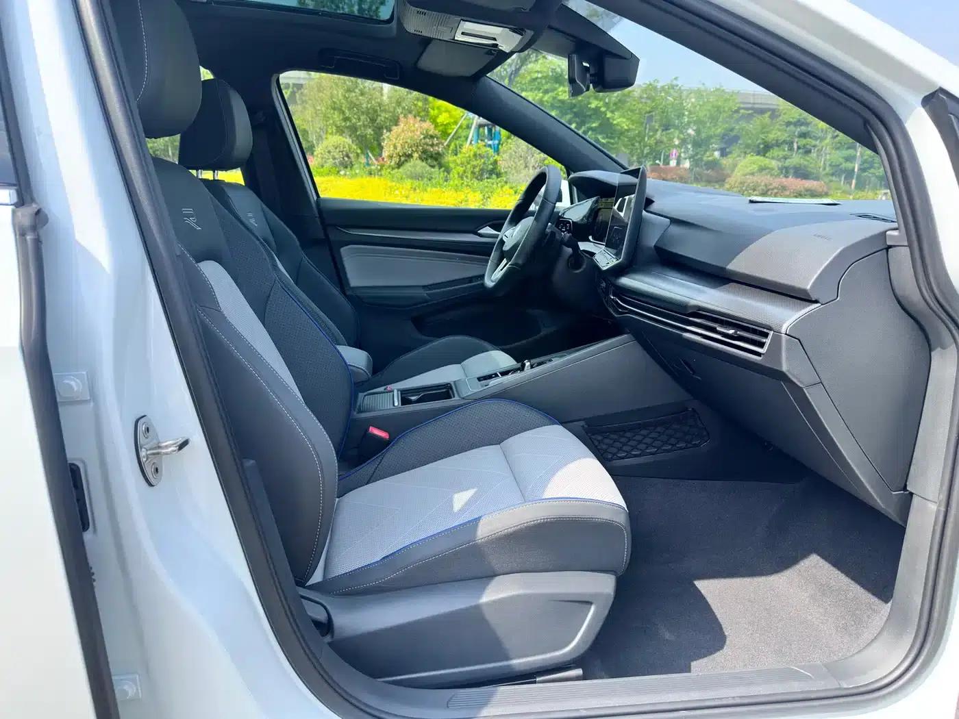 2025 Golf 300TSI R-Line — миниатюра 13