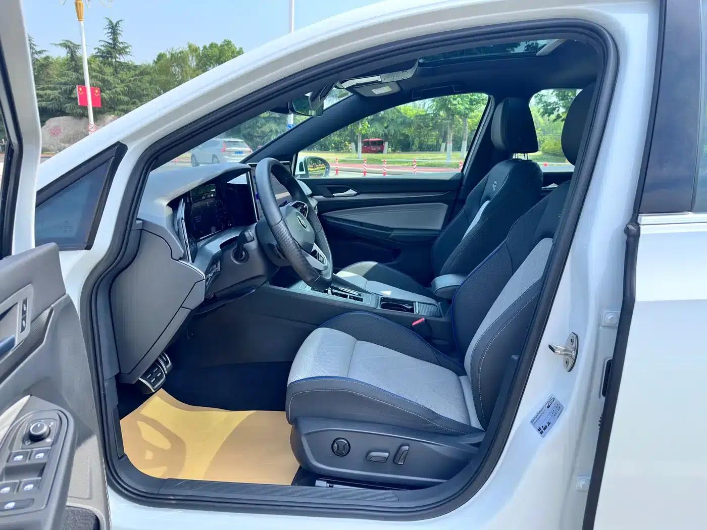 2025 Golf 300TSI R-Line — миниатюра 7