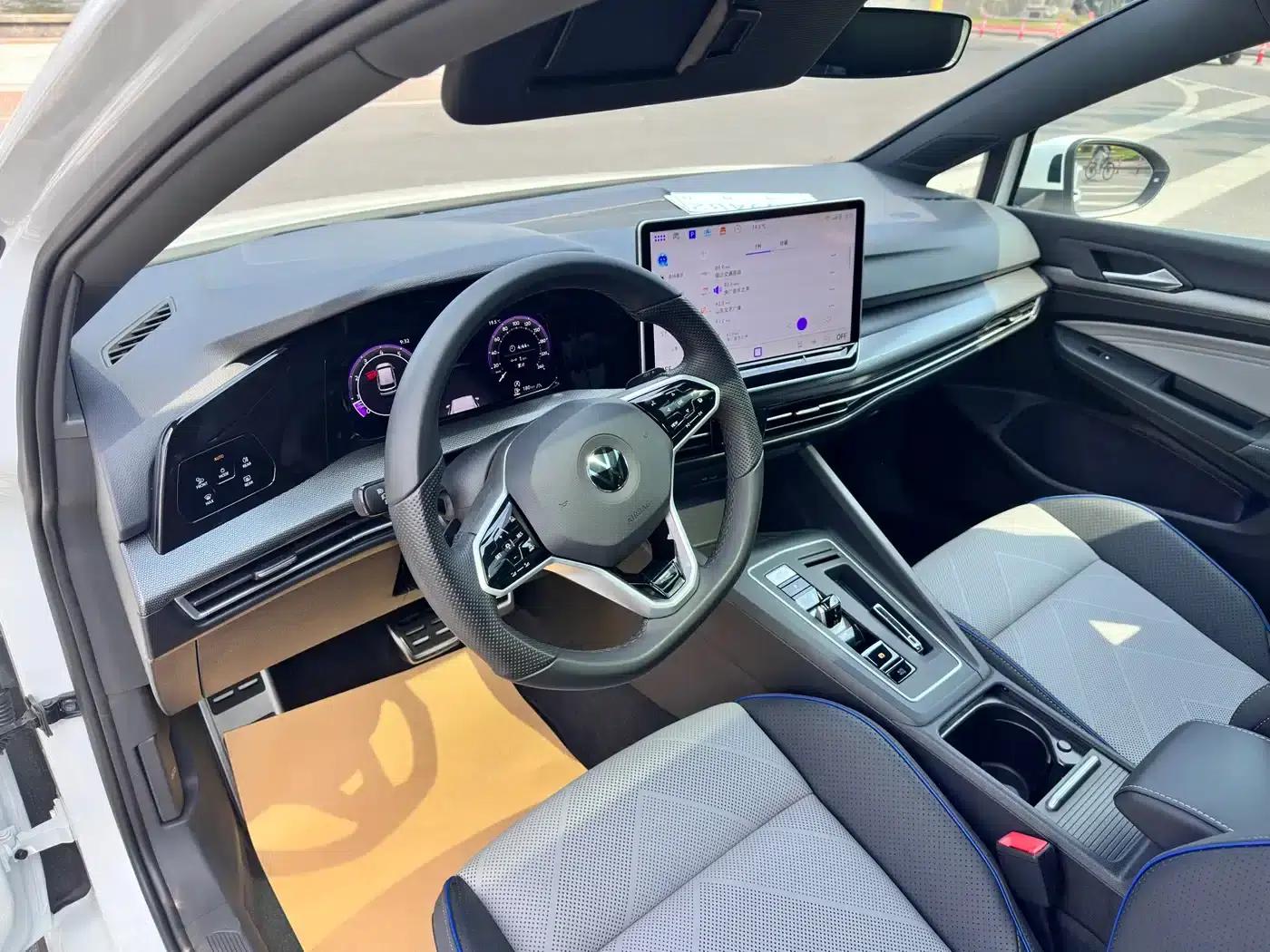 2025 Golf 300TSI R-Line — миниатюра 8