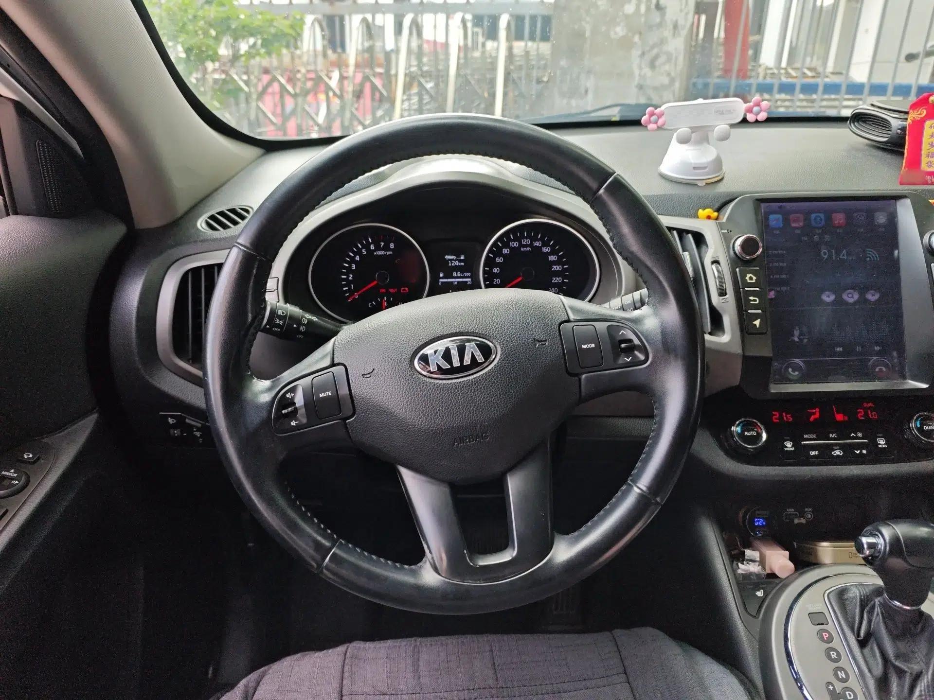 Kia Sportage R 2015 2.0L Automatic Two-Wheel Drive DLX Model — миниатюра 9