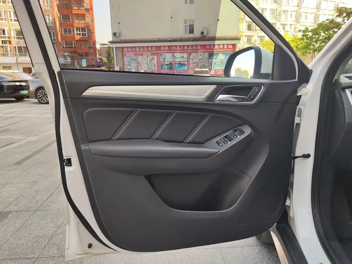 Roewe RX5 New Energy 2019 eRX5 50T Internet Super Flagship Edition — миниатюра 4