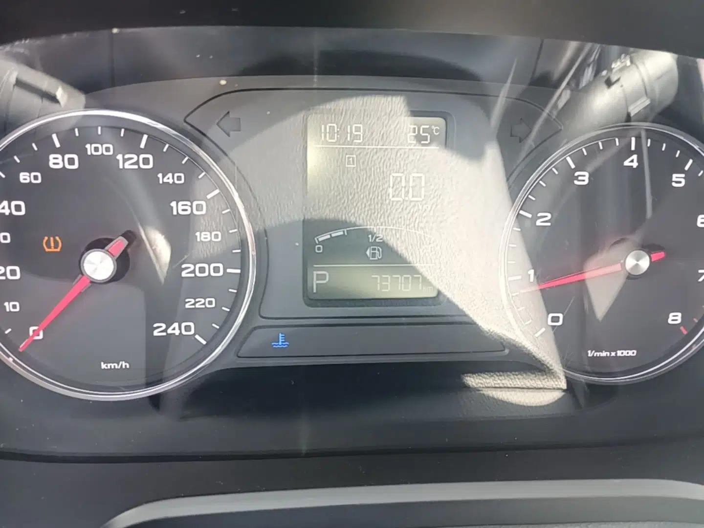 Roewe RX5 2019 20T Two-Wheel Drive Automatic Ali Smart Connectivity Platinum Edition — миниатюра 13