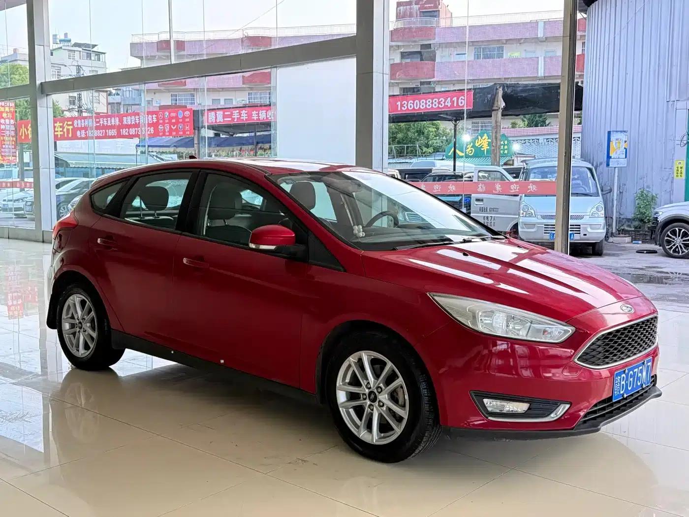 Ford Focus 2017 Hatchback 1.6L Automatic Fashion Smart Edition — миниатюра 3