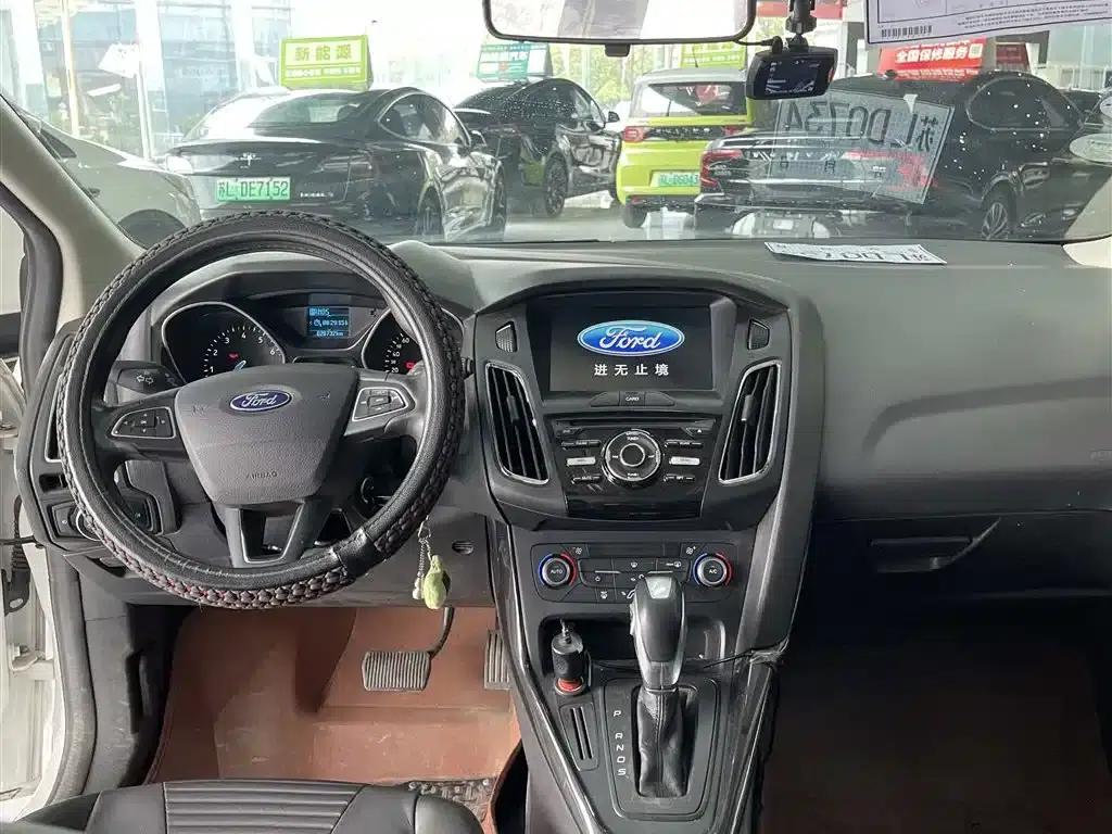 Ford Focus 2017 Hatchback 1.6L Automatic Fashion Smart Edition — миниатюра 12