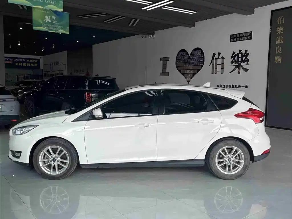 Ford Focus 2017 Hatchback 1.6L Automatic Fashion Smart Edition — миниатюра 3