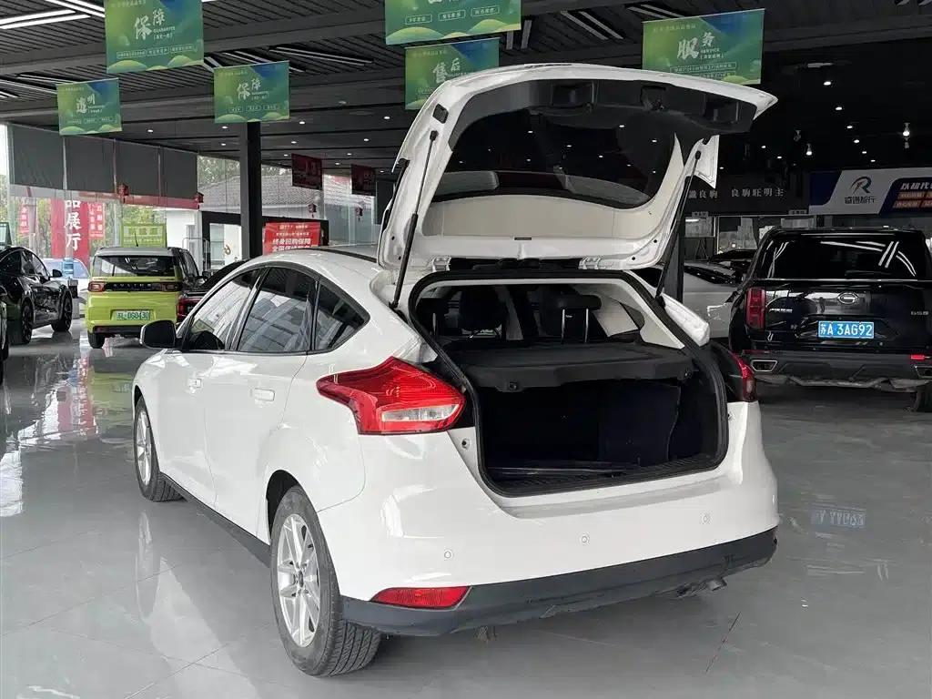 Ford Focus 2017 Hatchback 1.6L Automatic Fashion Smart Edition — миниатюра 4