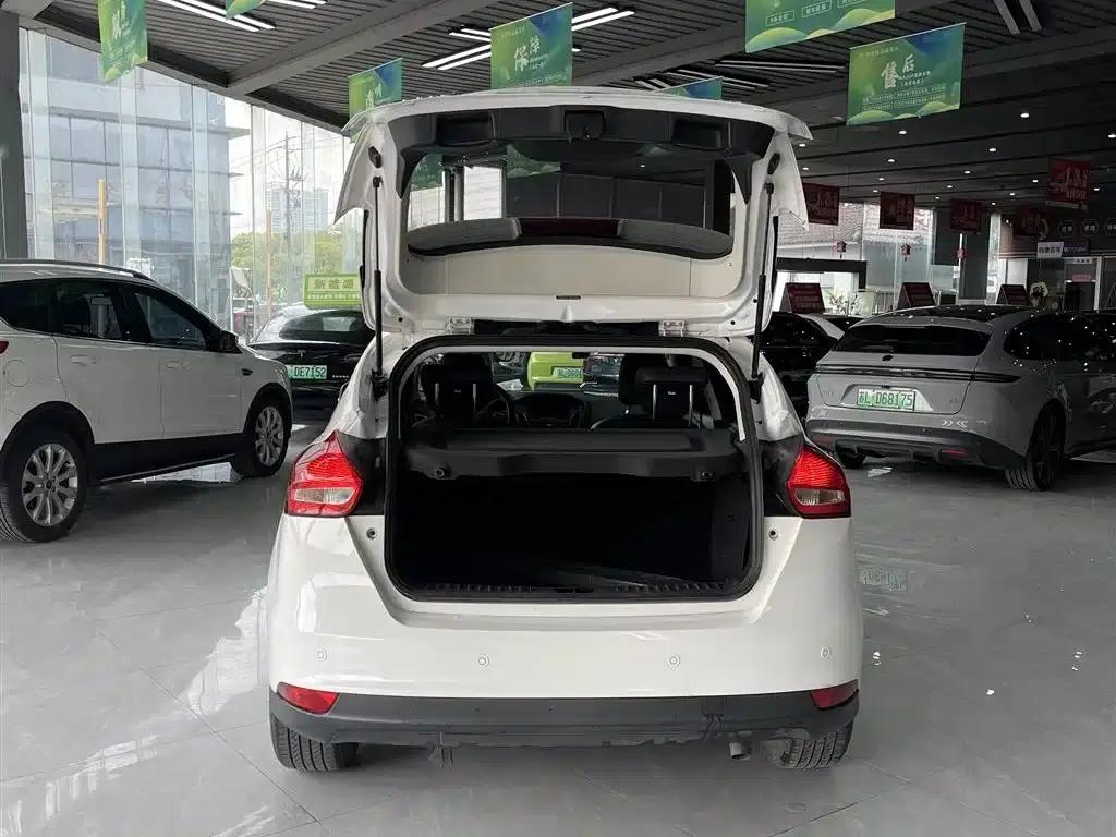 Ford Focus 2017 Hatchback 1.6L Automatic Fashion Smart Edition — миниатюра 5