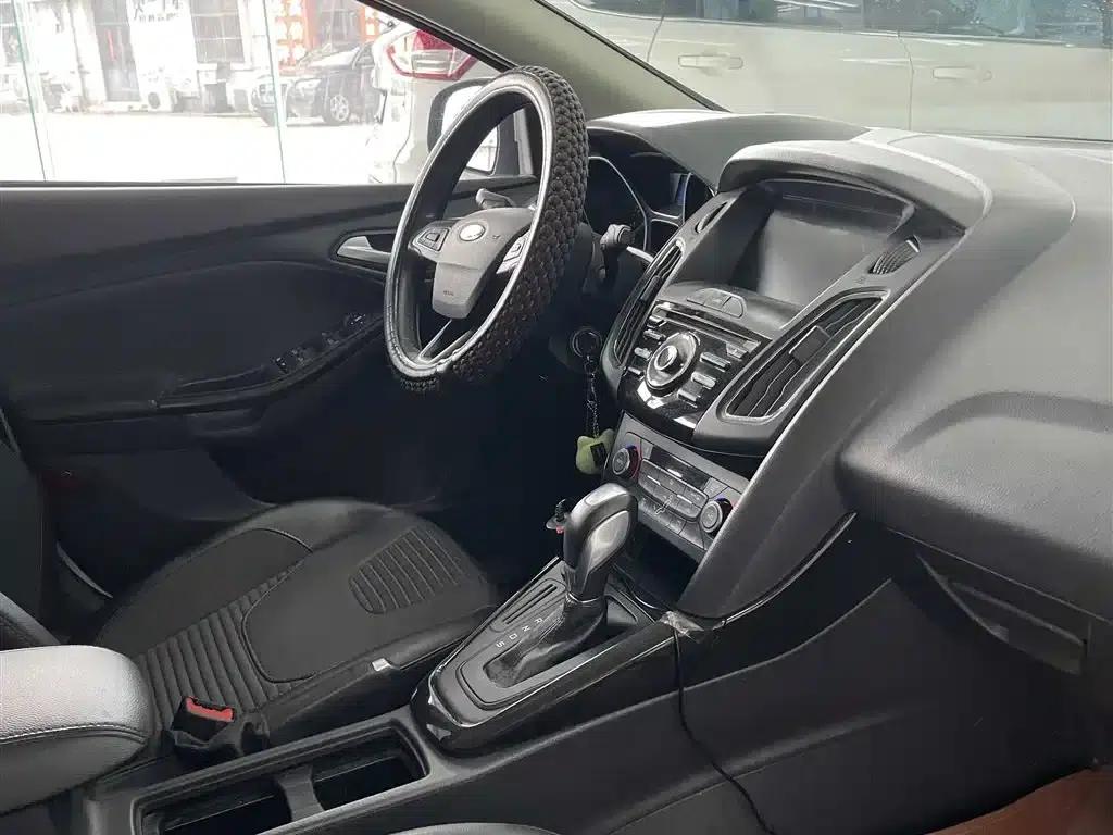 Ford Focus 2017 Hatchback 1.6L Automatic Fashion Smart Edition — миниатюра 6