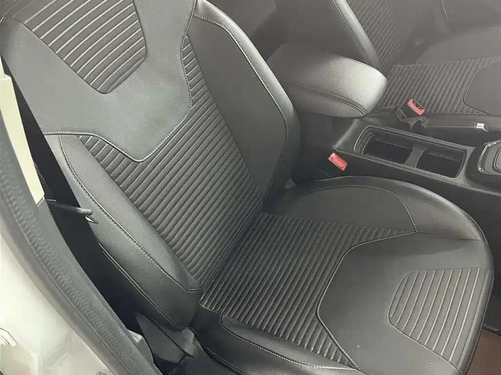 Ford Focus 2017 Hatchback 1.6L Automatic Fashion Smart Edition — миниатюра 7