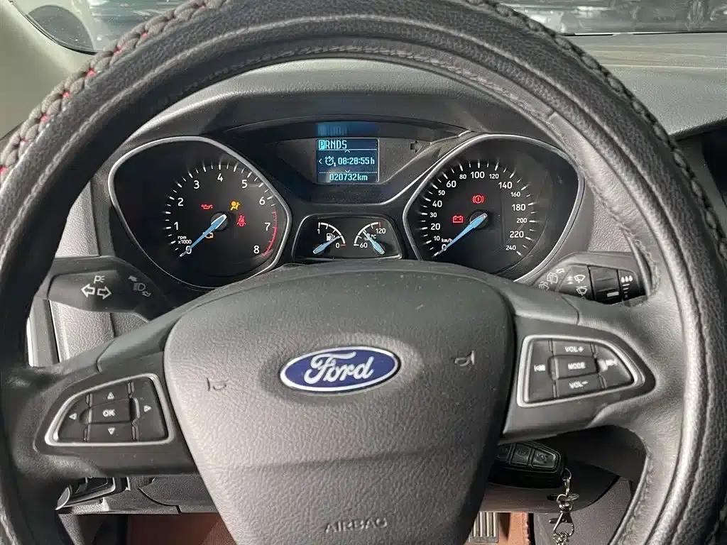 Ford Focus 2017 Hatchback 1.6L Automatic Fashion Smart Edition — миниатюра 10