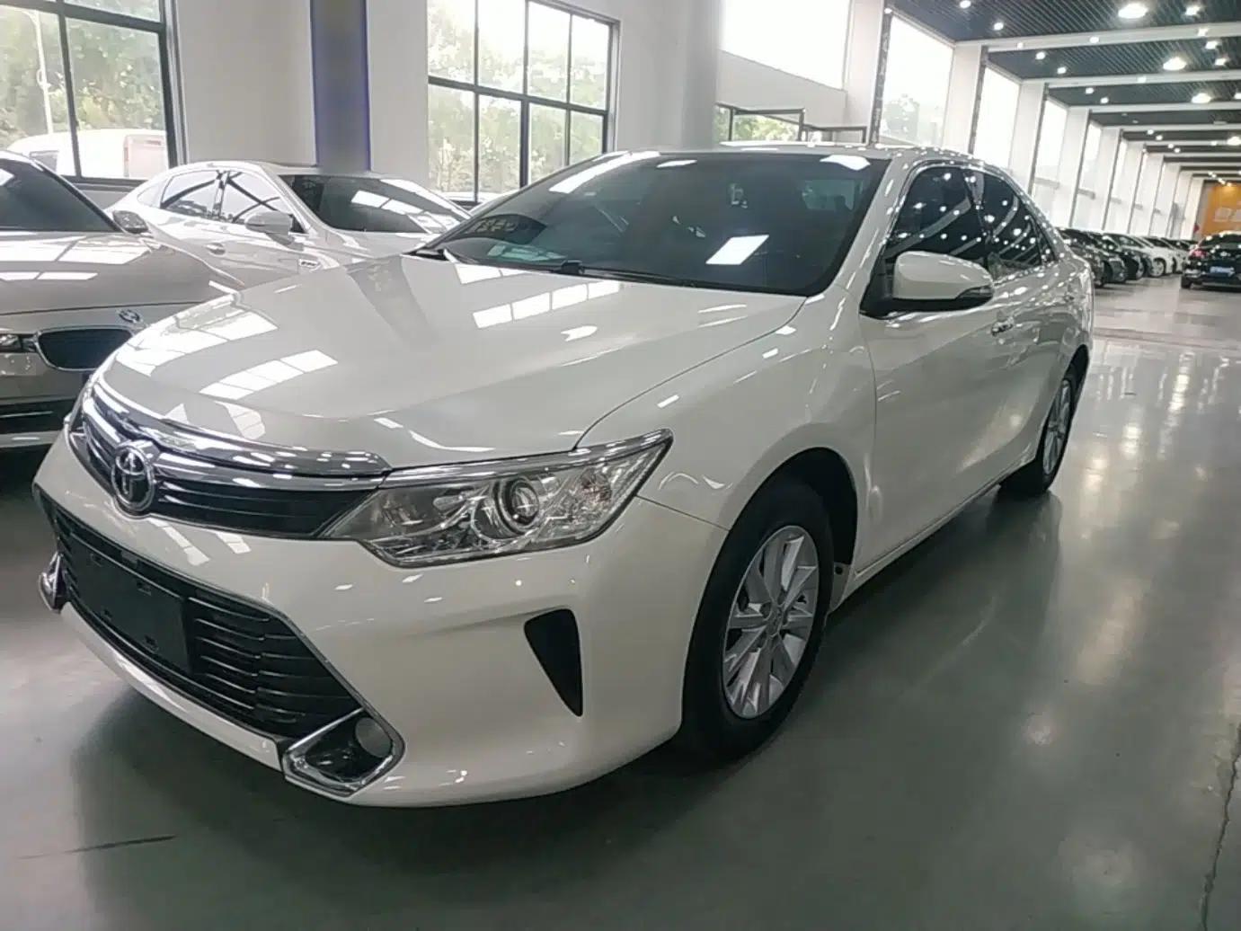 Toyota Camry 2016 2.0G 10th Anniversary Leading Edition — миниатюра 1