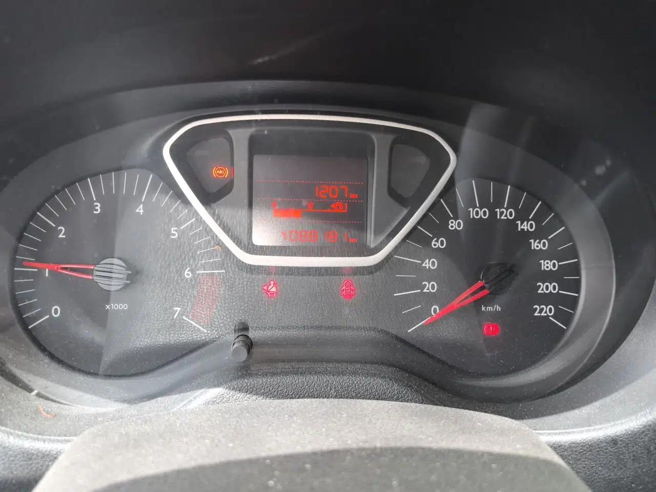 Citroen Elysee 2015 ZhiShang Edition 1.6L Manual Comfort Model — миниатюра 12