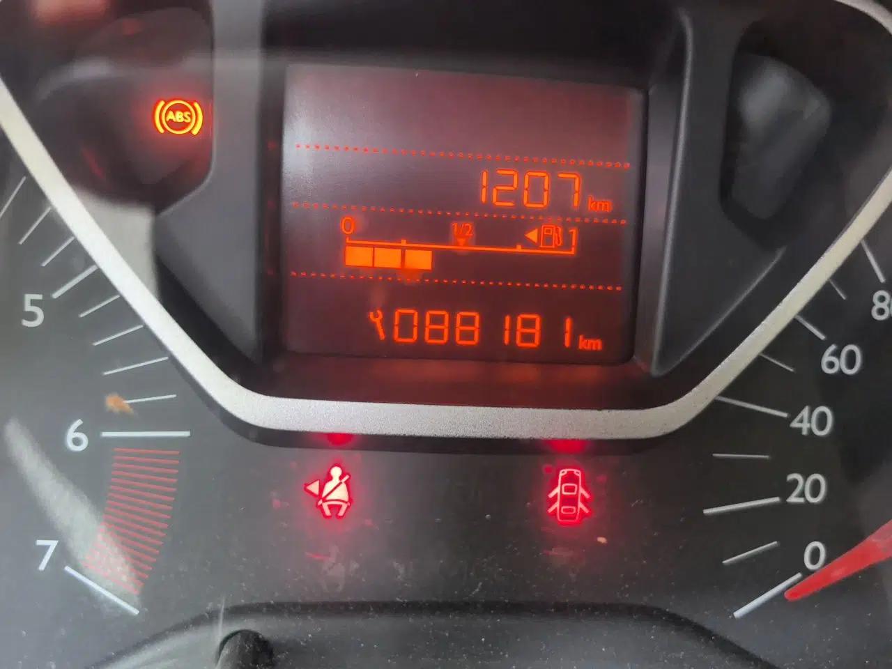 Citroen Elysee 2015 ZhiShang Edition 1.6L Manual Comfort Model — миниатюра 13