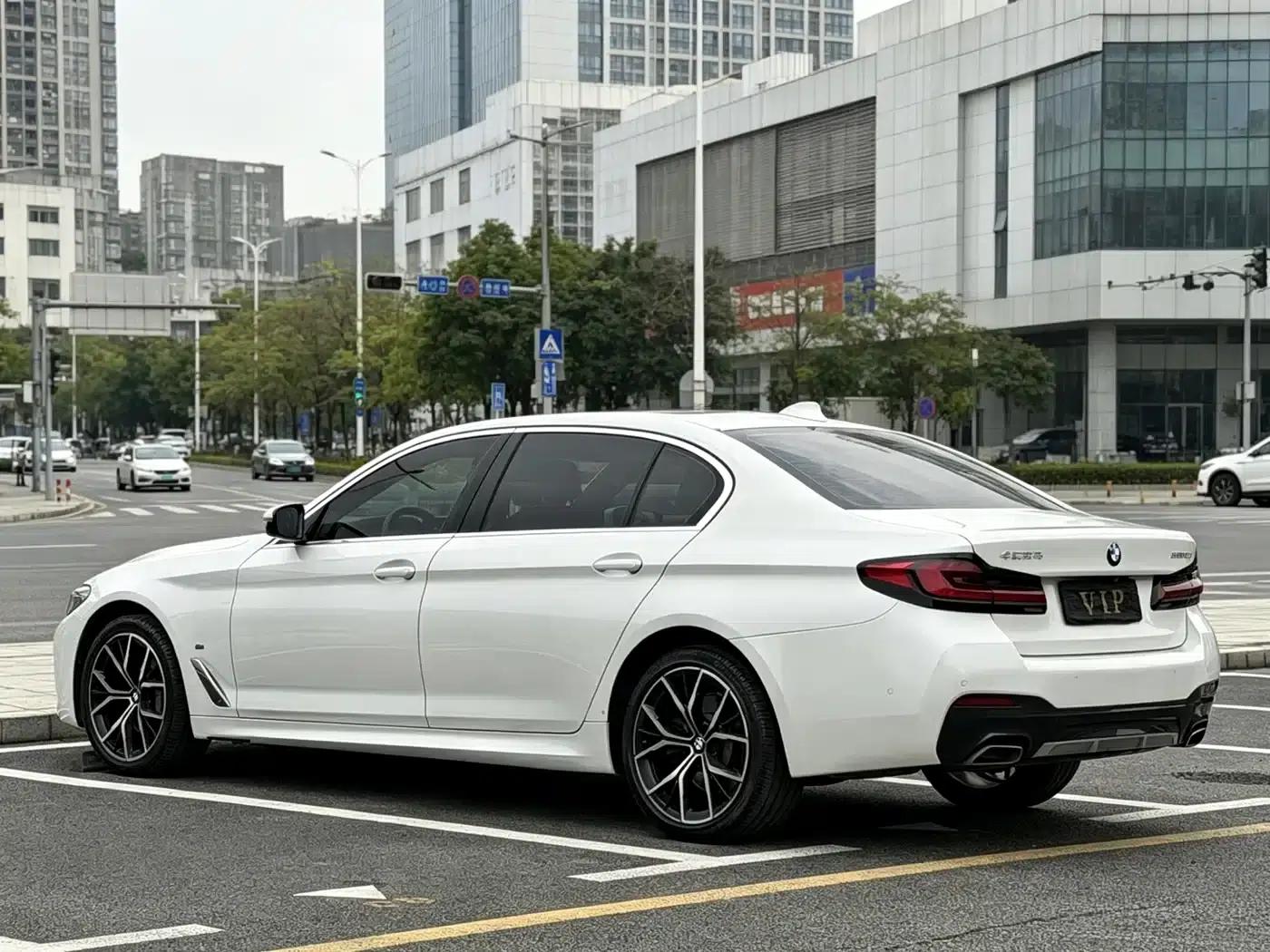 2022 BMW 5 Series 530Li Luxury M Sport Package — миниатюра 7