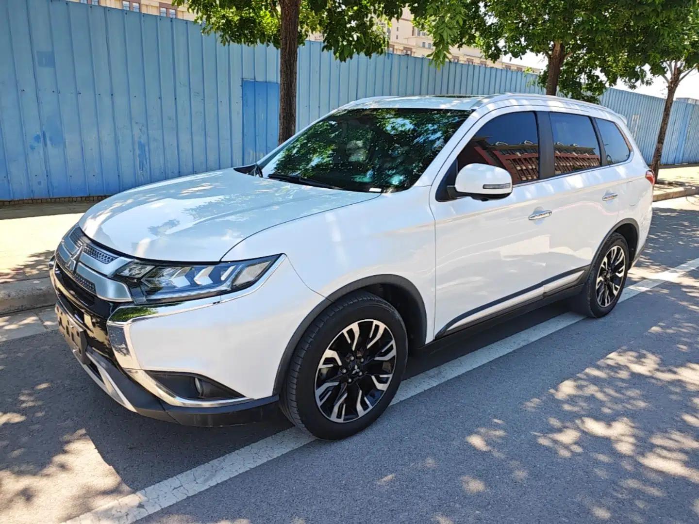 Mitsubishi Outlander 2020 2.4L 4x4 Zhi Xiang Edition 7-Seater — миниатюра 1