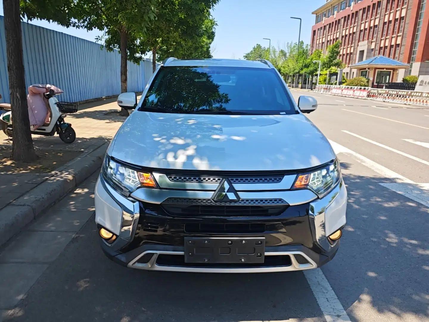 Mitsubishi Outlander 2020 2.4L 4x4 Zhi Xiang Edition 7-Seater — миниатюра 2