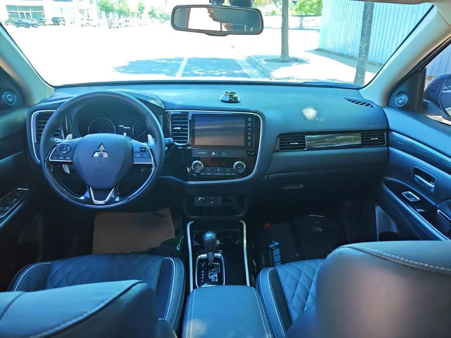 Mitsubishi Outlander 2020 2.4L 4x4 Zhi Xiang Edition 7-Seater — миниатюра 13