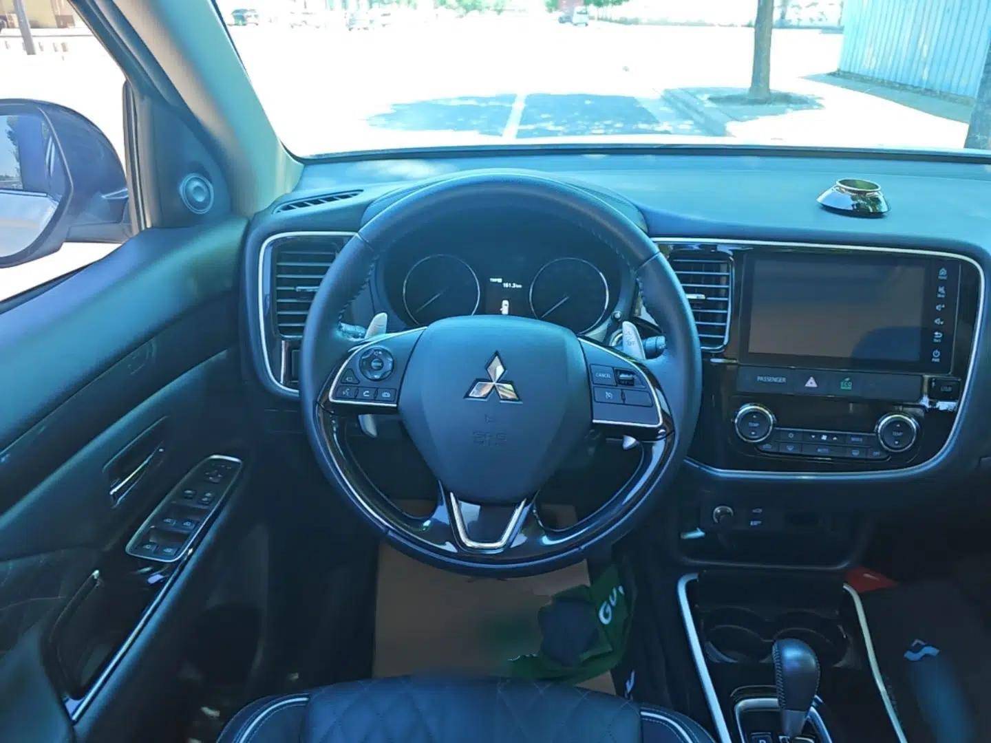 Mitsubishi Outlander 2020 2.4L 4x4 Zhi Xiang Edition 7-Seater — миниатюра 14