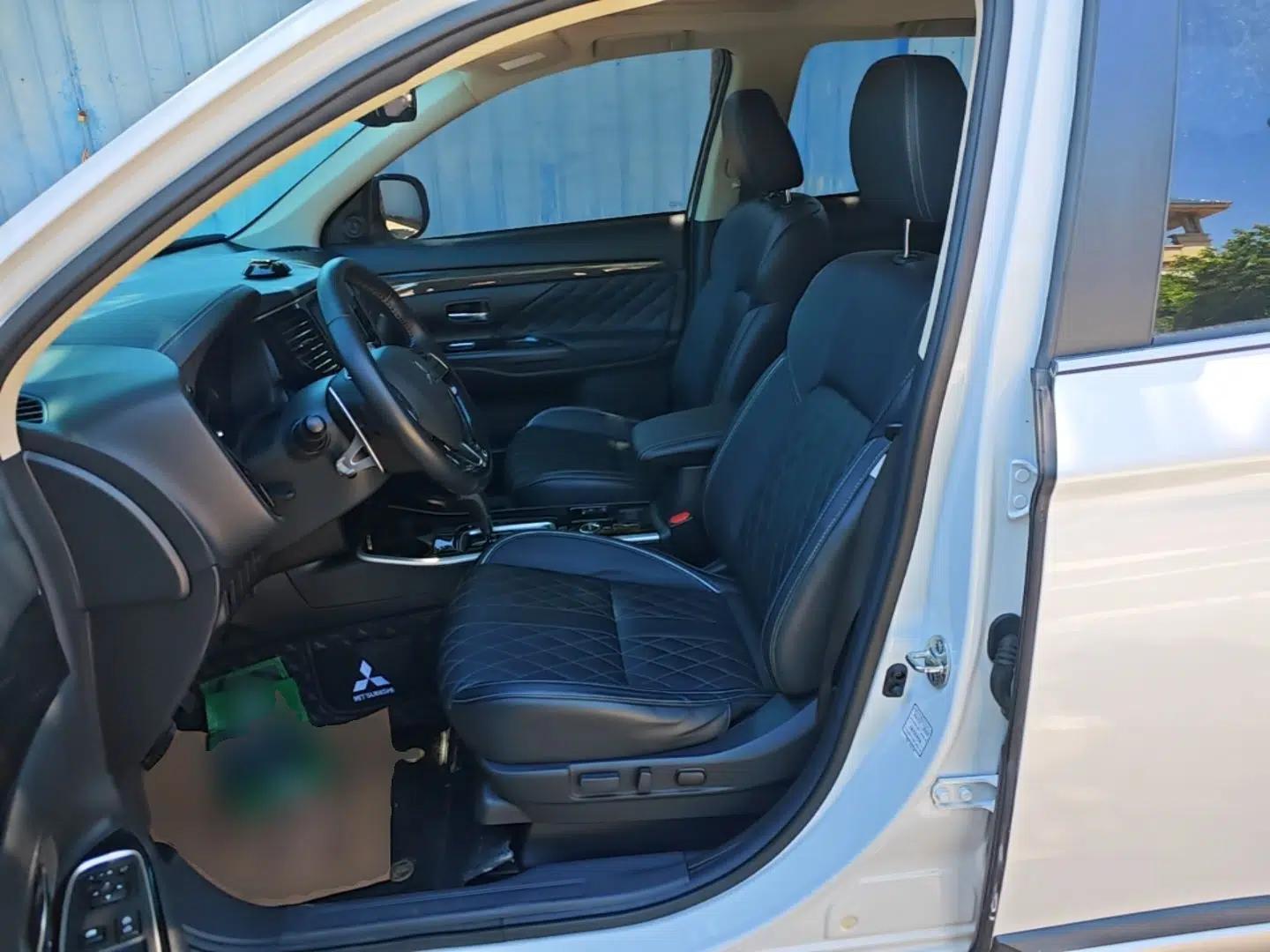 Mitsubishi Outlander 2020 2.4L 4x4 Zhi Xiang Edition 7-Seater — миниатюра 18