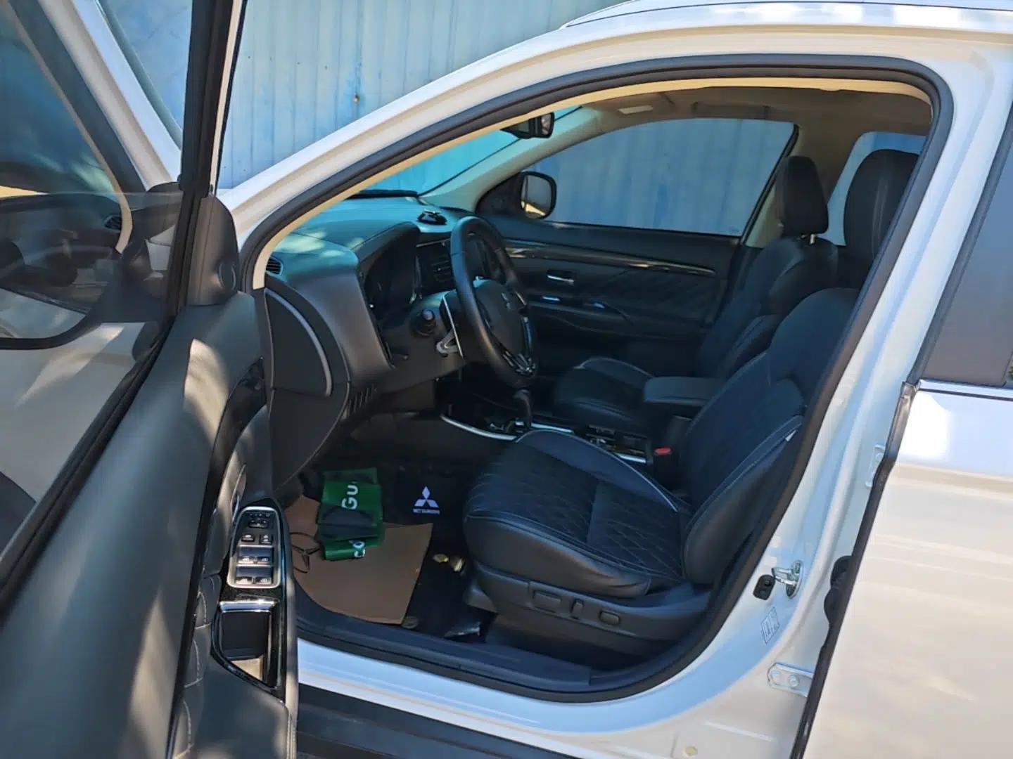 Mitsubishi Outlander 2020 2.4L 4x4 Zhi Xiang Edition 7-Seater — миниатюра 19