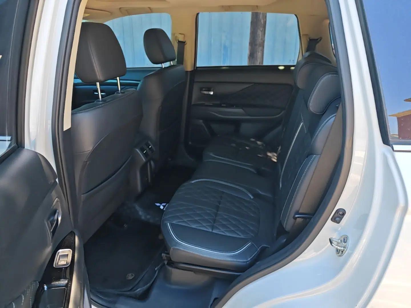 Mitsubishi Outlander 2020 2.4L 4x4 Zhi Xiang Edition 7-Seater — миниатюра 20