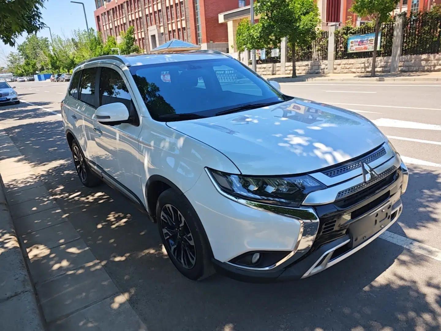 Mitsubishi Outlander 2020 2.4L 4x4 Zhi Xiang Edition 7-Seater — миниатюра 3