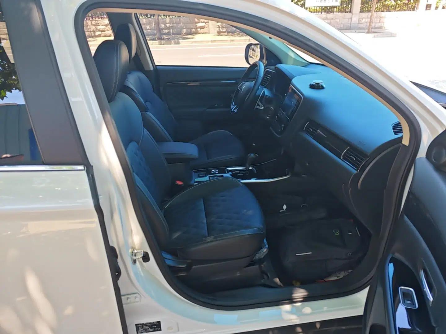 Mitsubishi Outlander 2020 2.4L 4x4 Zhi Xiang Edition 7-Seater — миниатюра 23