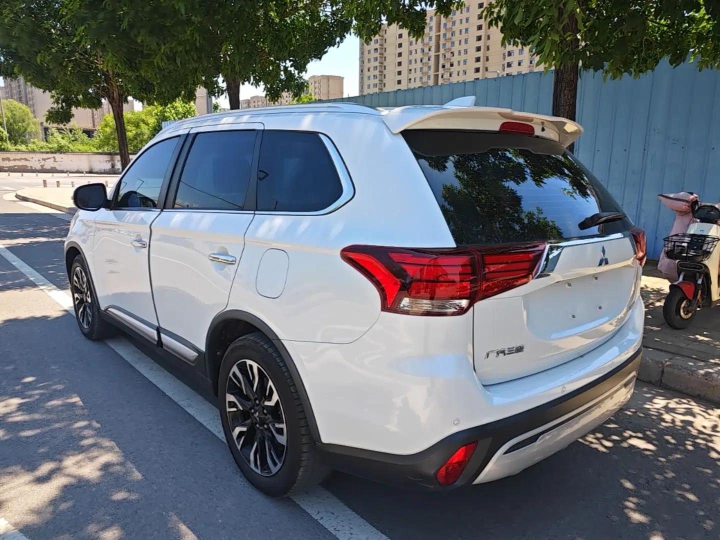 Mitsubishi Outlander 2020 2.4L 4x4 Zhi Xiang Edition 7-Seater — миниатюра 4