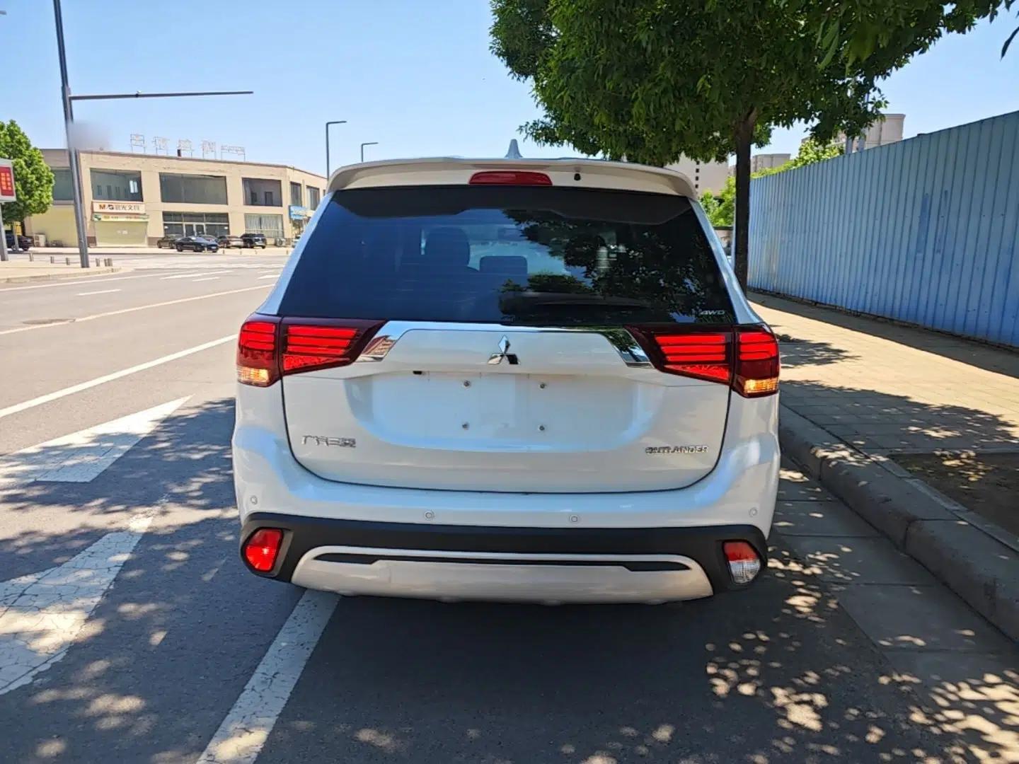 Mitsubishi Outlander 2020 2.4L 4x4 Zhi Xiang Edition 7-Seater — миниатюра 5
