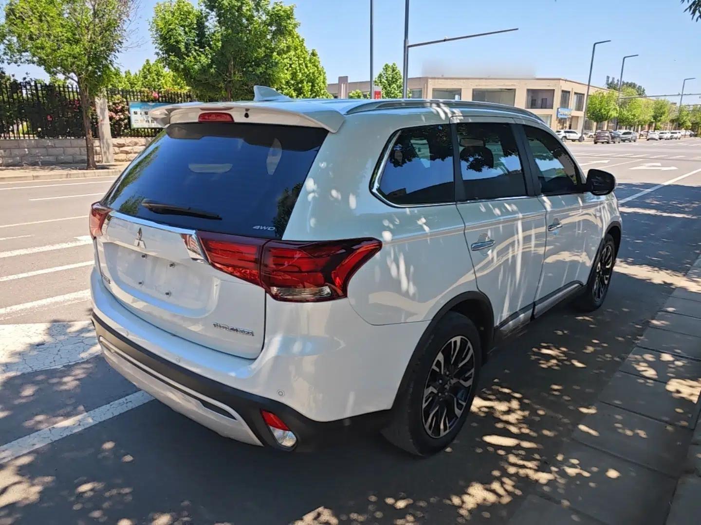 Mitsubishi Outlander 2020 2.4L 4x4 Zhi Xiang Edition 7-Seater — миниатюра 6