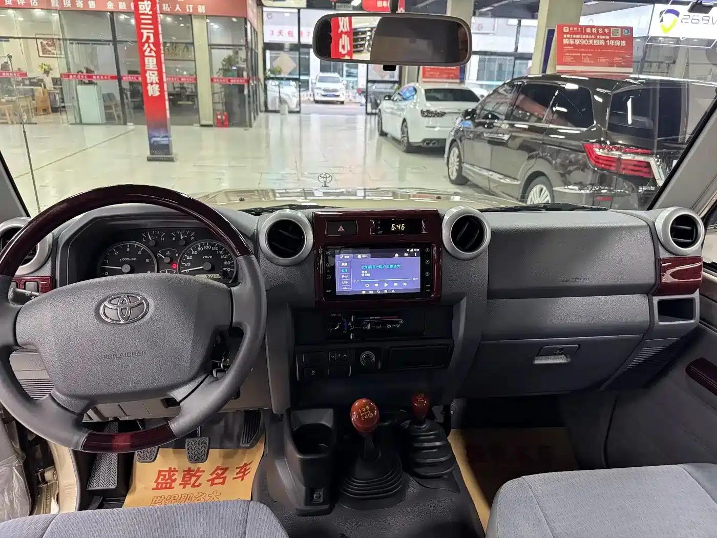 Land Cruiser (Imported) LC79 2019 Model 4.5L Manual — миниатюра 17