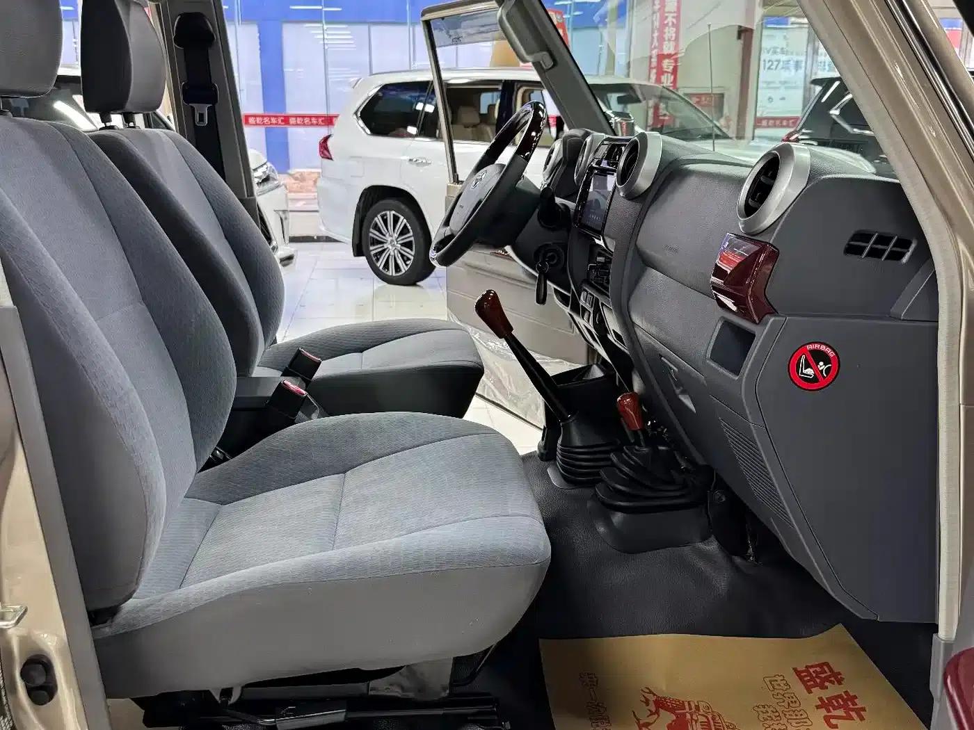 Land Cruiser (Imported) LC79 2019 Model 4.5L Manual — миниатюра 24