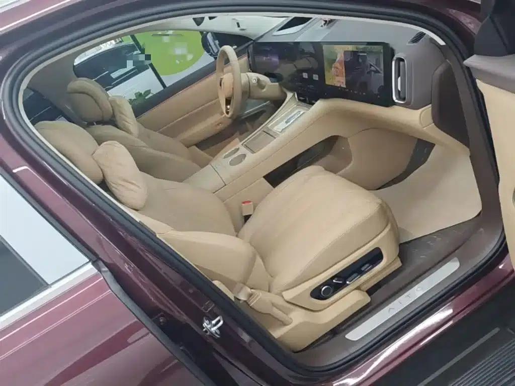 Wenjie M8 2025 Extended Range Max+ Version 53.4kWh 6-Seat Version (192-line LiDAR) — миниатюра 25