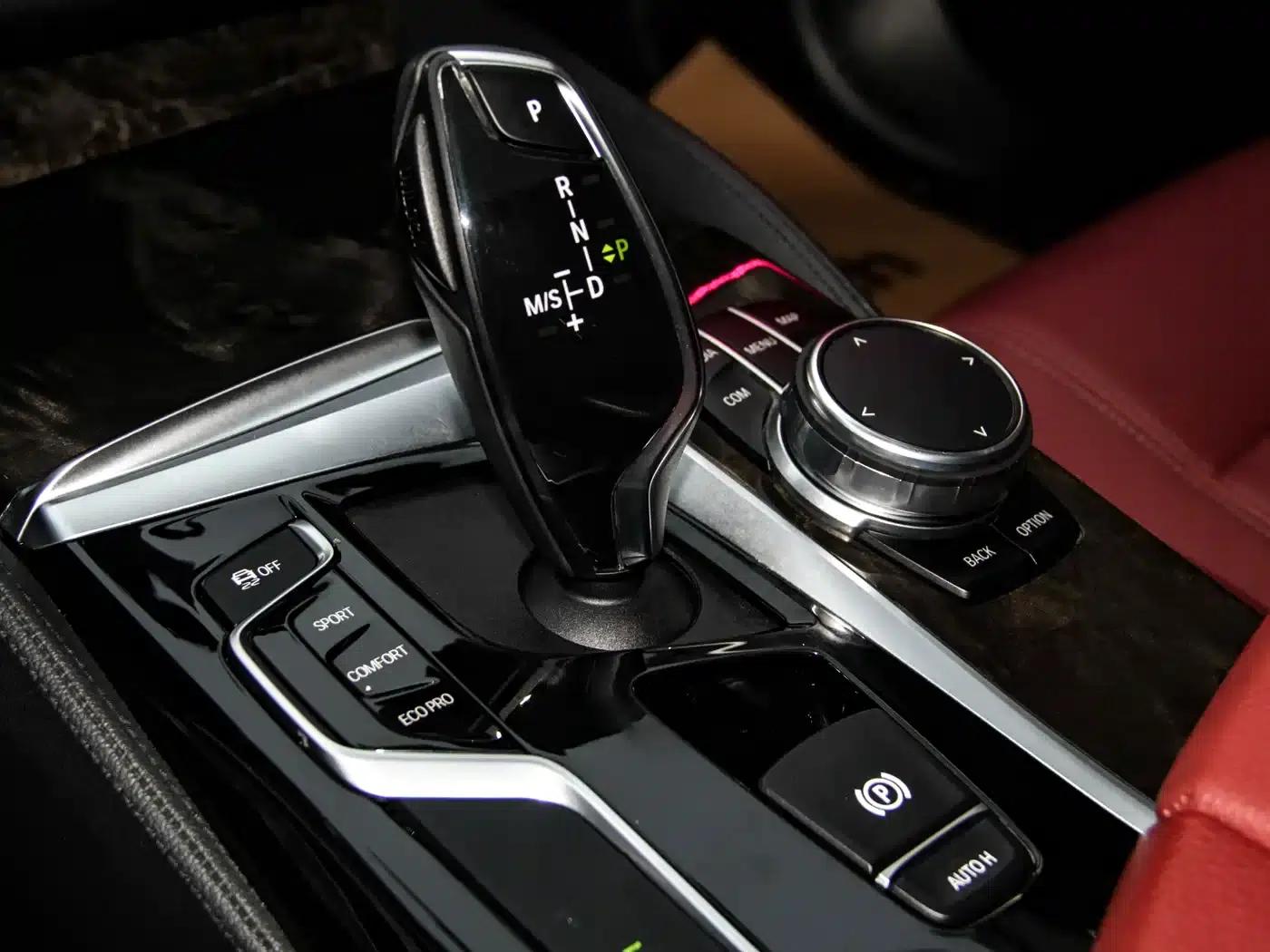 2019 BMW 5 Series 530Li Leading Edition M Sport Package — миниатюра 4