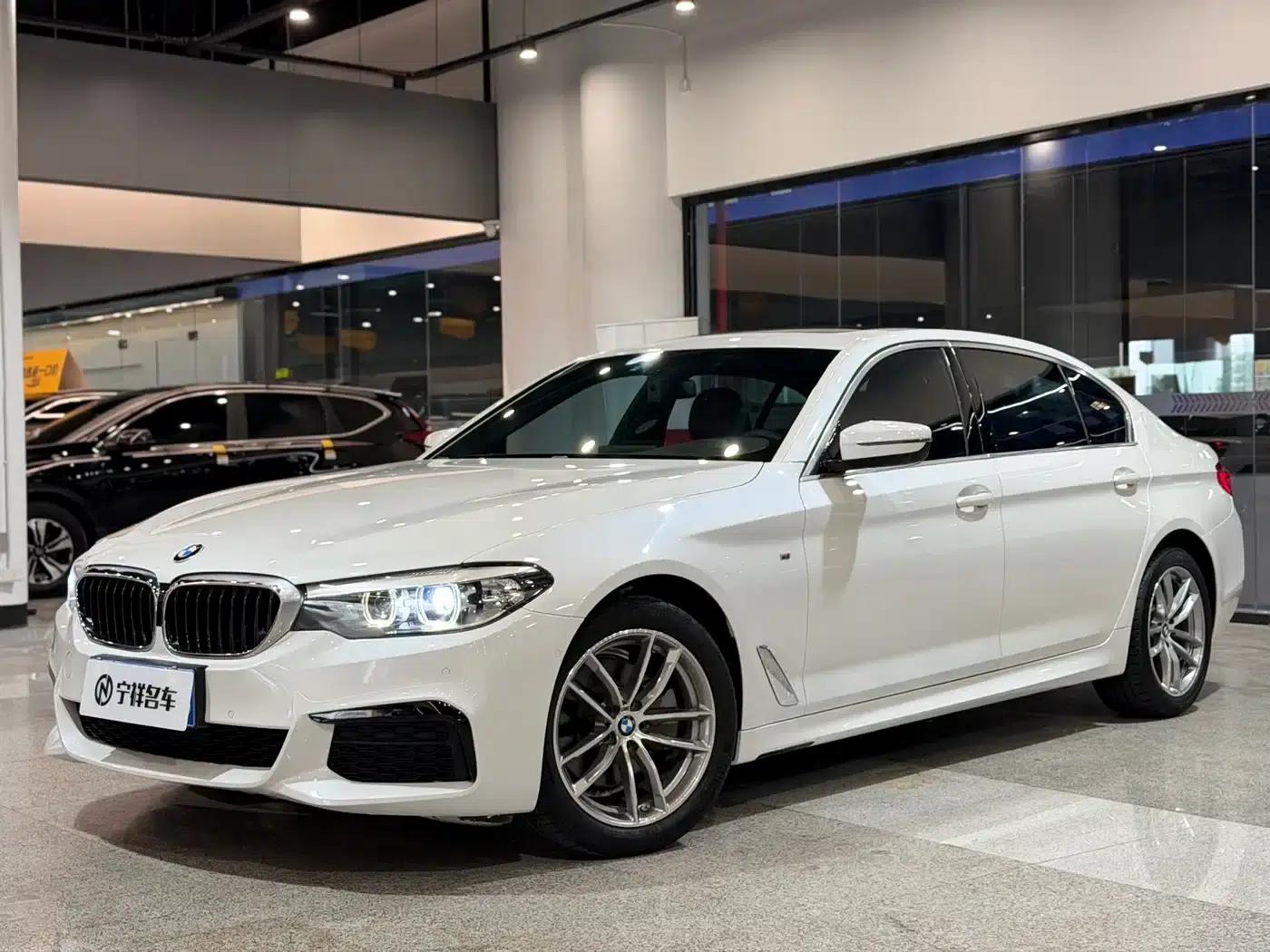 2020 BMW 5 Series 525Li M Sport Package — миниатюра 1