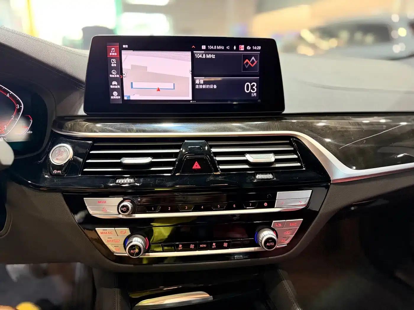 2020 BMW 5 Series 525Li M Sport Package — миниатюра 11