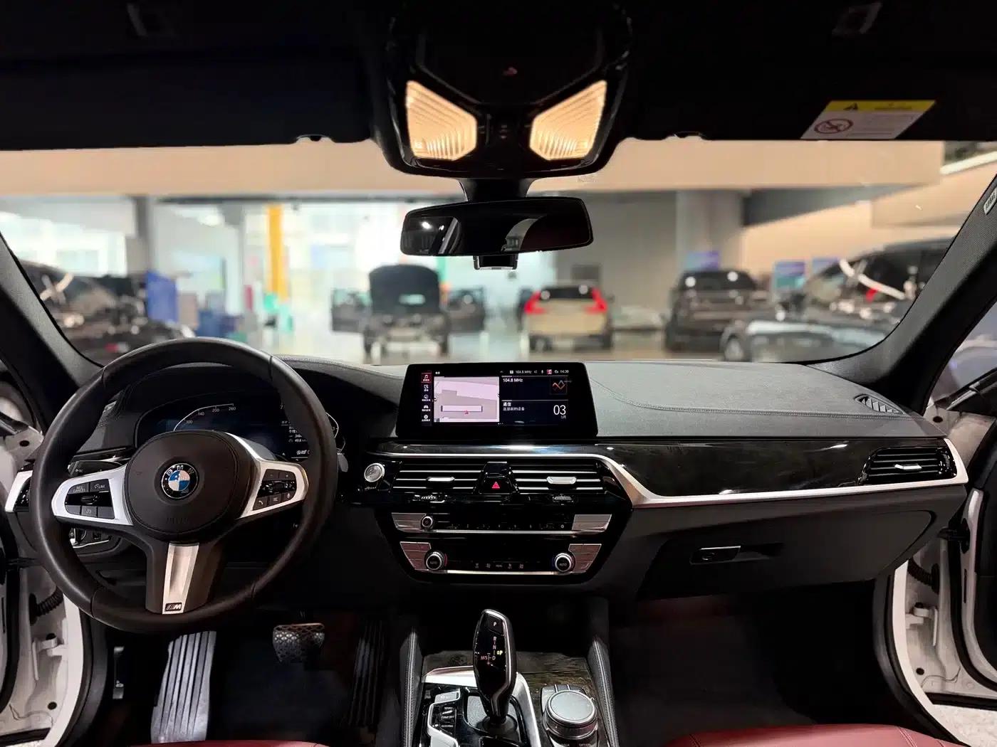 2020 BMW 5 Series 525Li M Sport Package — миниатюра 14