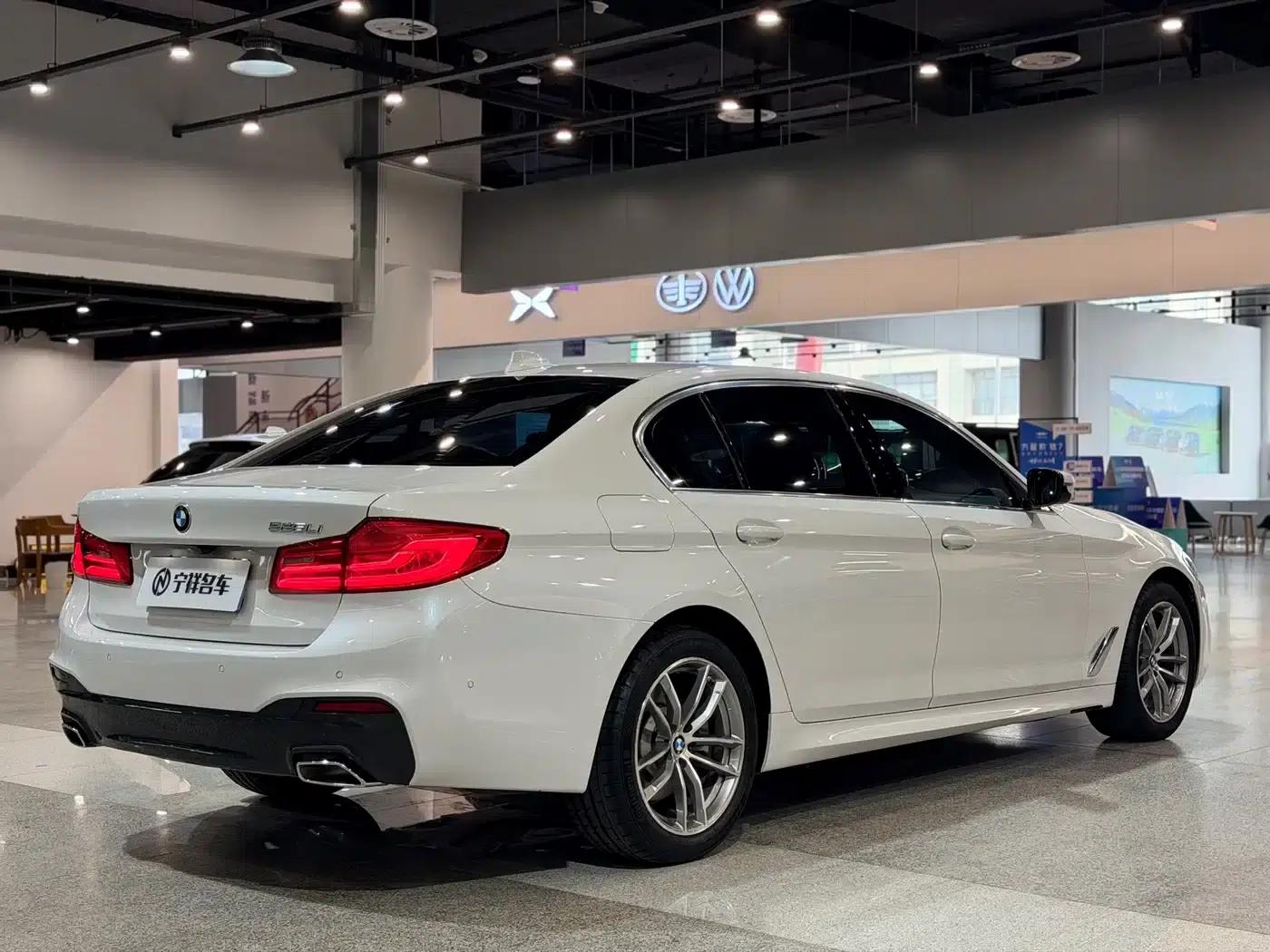 2020 BMW 5 Series 525Li M Sport Package — миниатюра 4