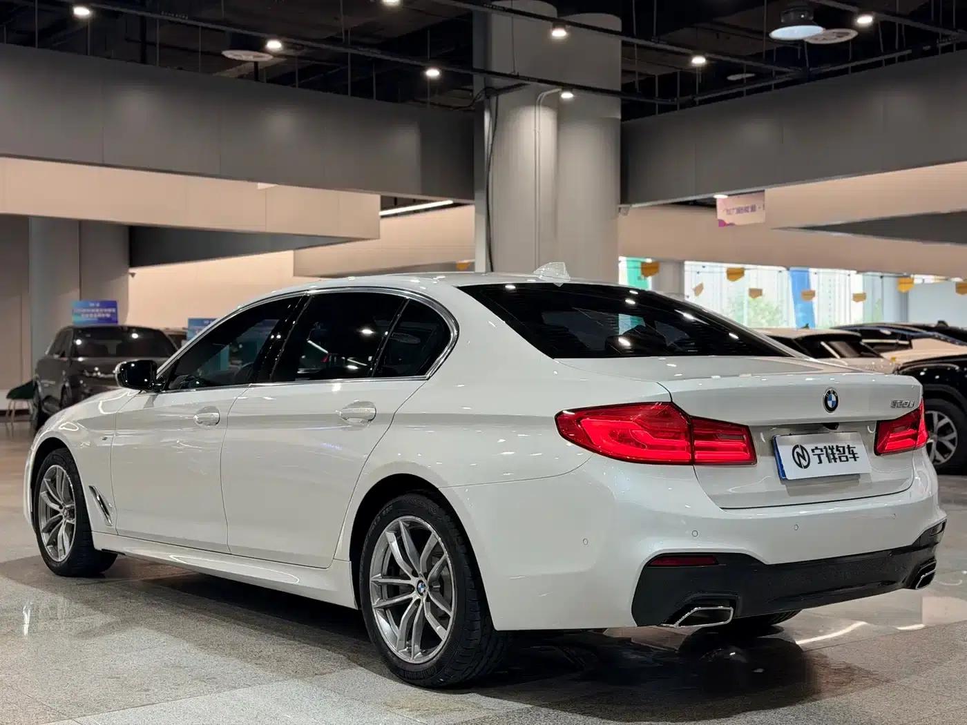 2020 BMW 5 Series 525Li M Sport Package — миниатюра 6