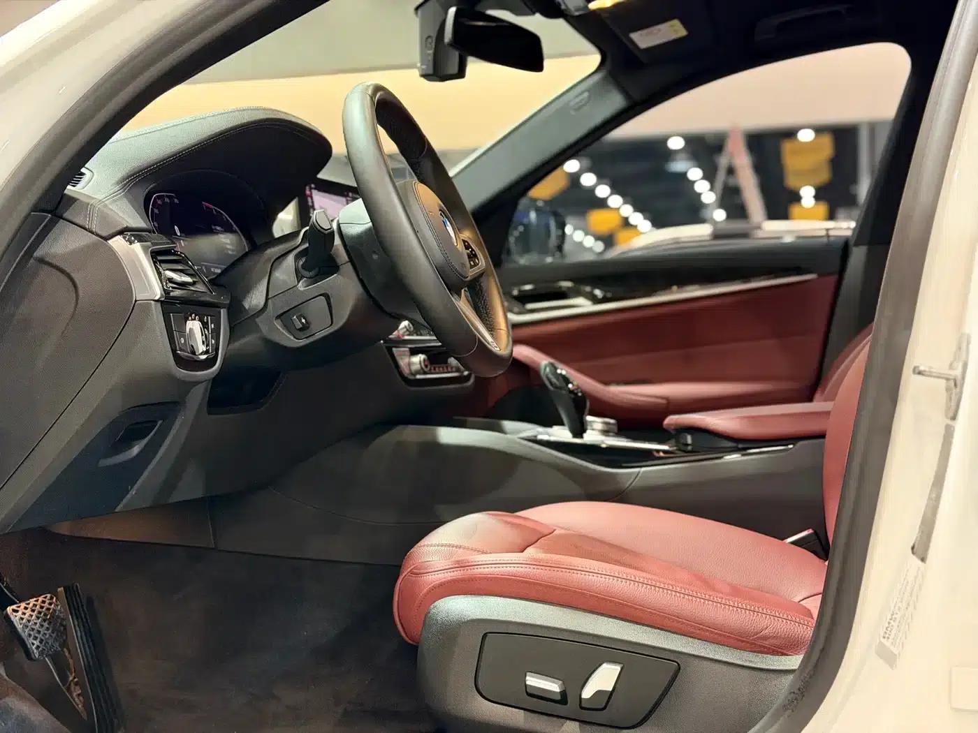 2020 BMW 5 Series 525Li M Sport Package — миниатюра 8
