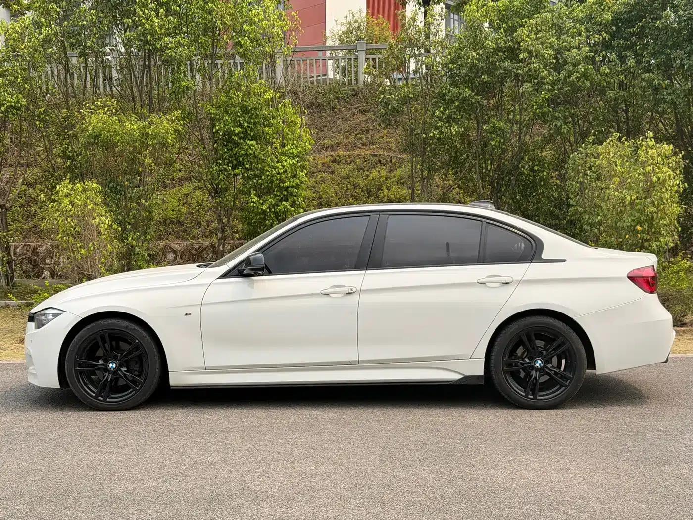 2018 BMW 3 Series 330Li M Sport Shadow Edition — миниатюра 3