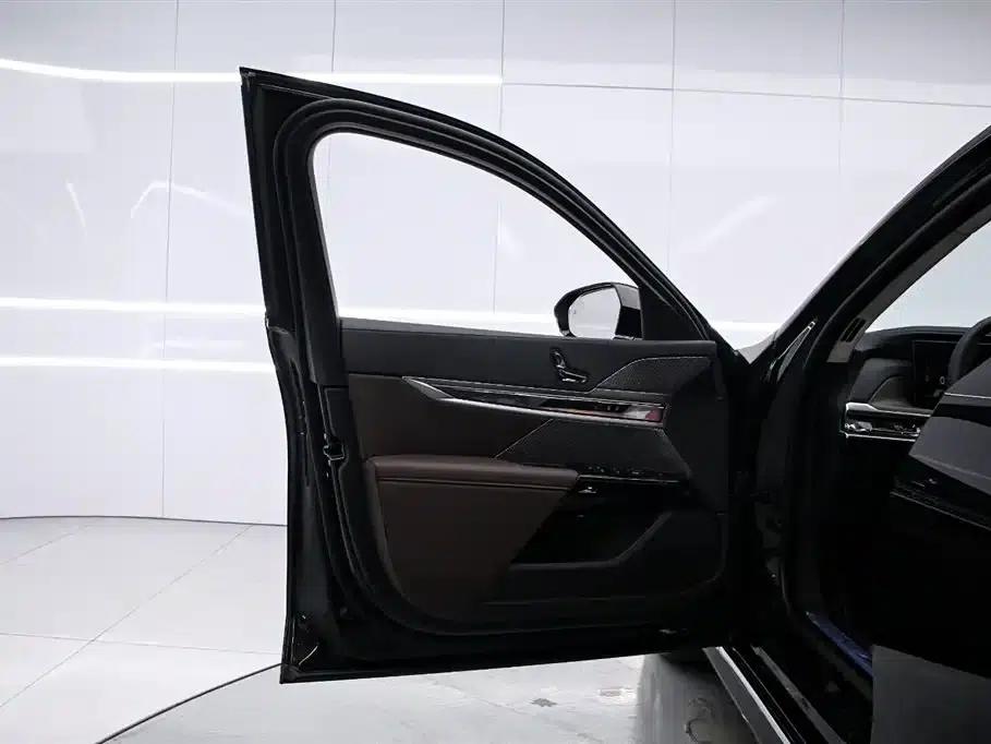 2026 BMW 7 Series 740Li Leading Edition M Sport Package — миниатюра 11