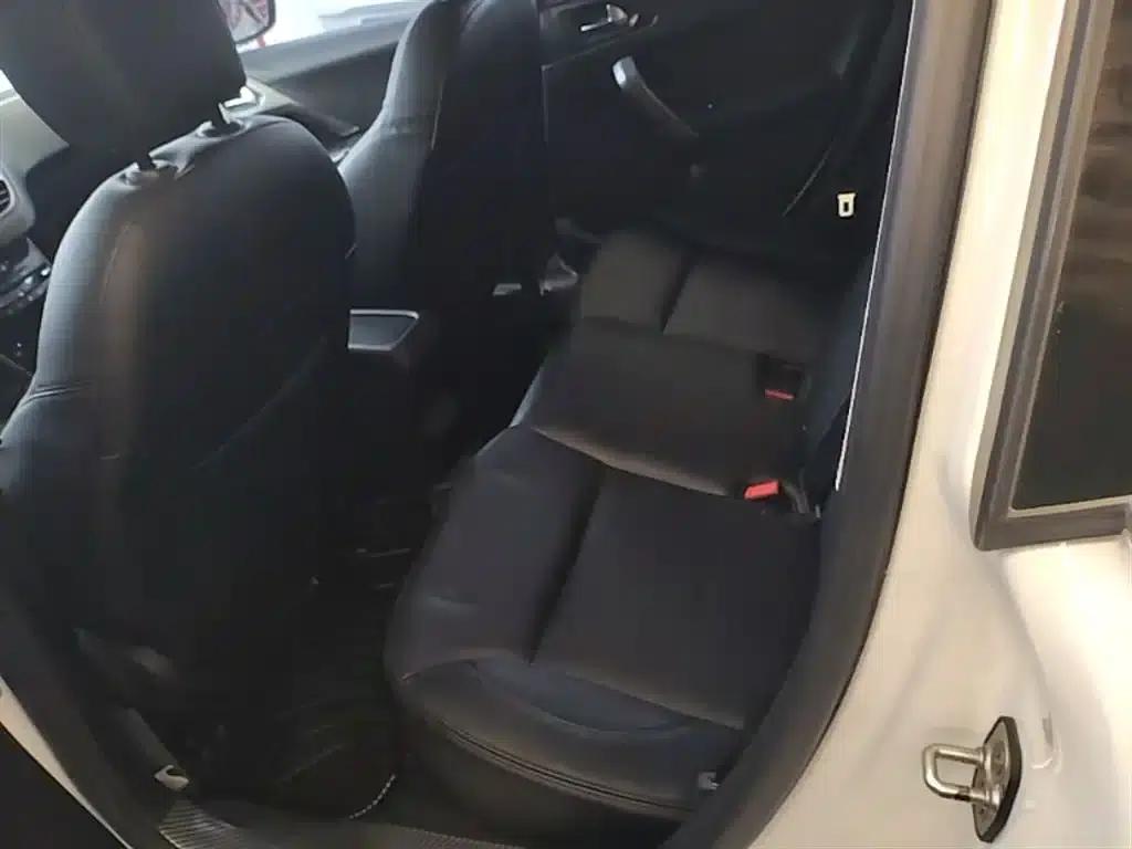 Peugeot 2008 2018 Model 1.6L Automatic Fashion Edition — миниатюра 17