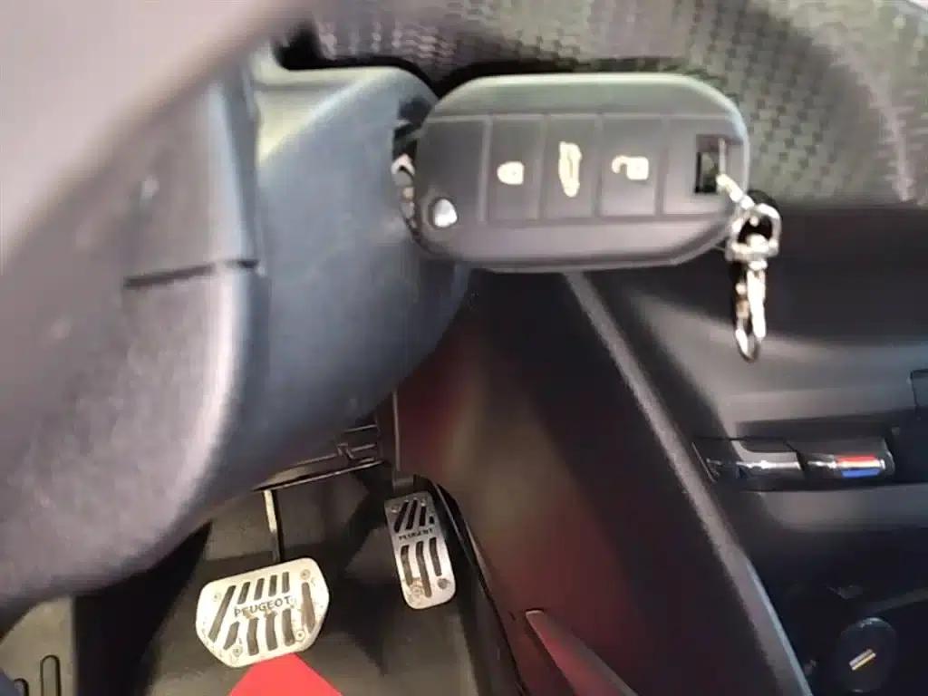 Peugeot 2008 2018 Model 1.6L Automatic Fashion Edition — миниатюра 9