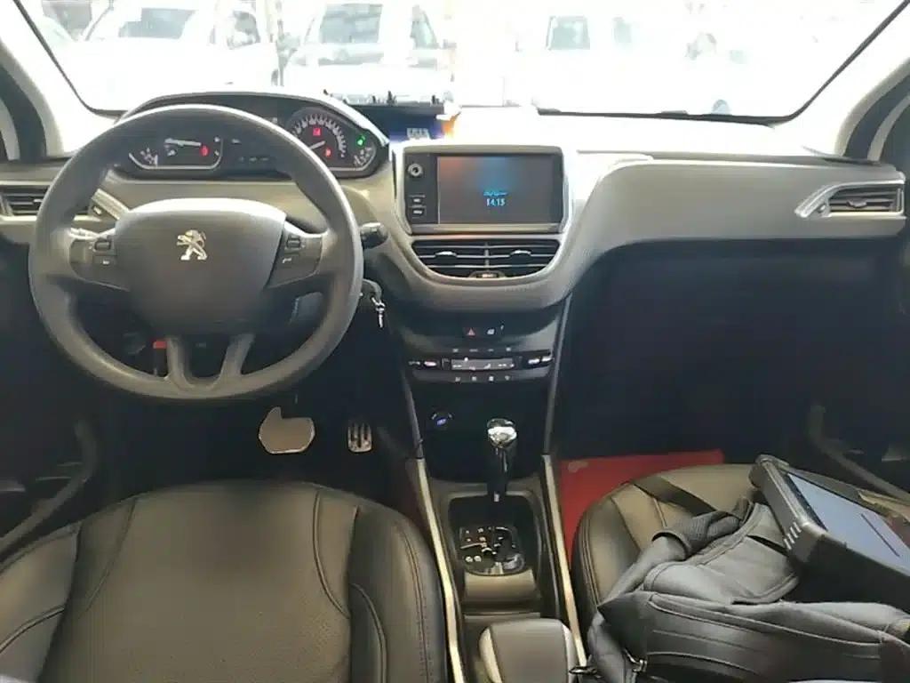 Peugeot 2008 2018 Model 1.6L Automatic Fashion Edition — миниатюра 10