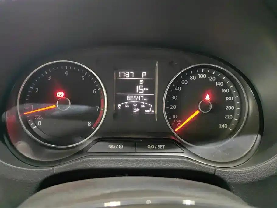 2016 Polo 1.6L Automatic Luxury — миниатюра 14