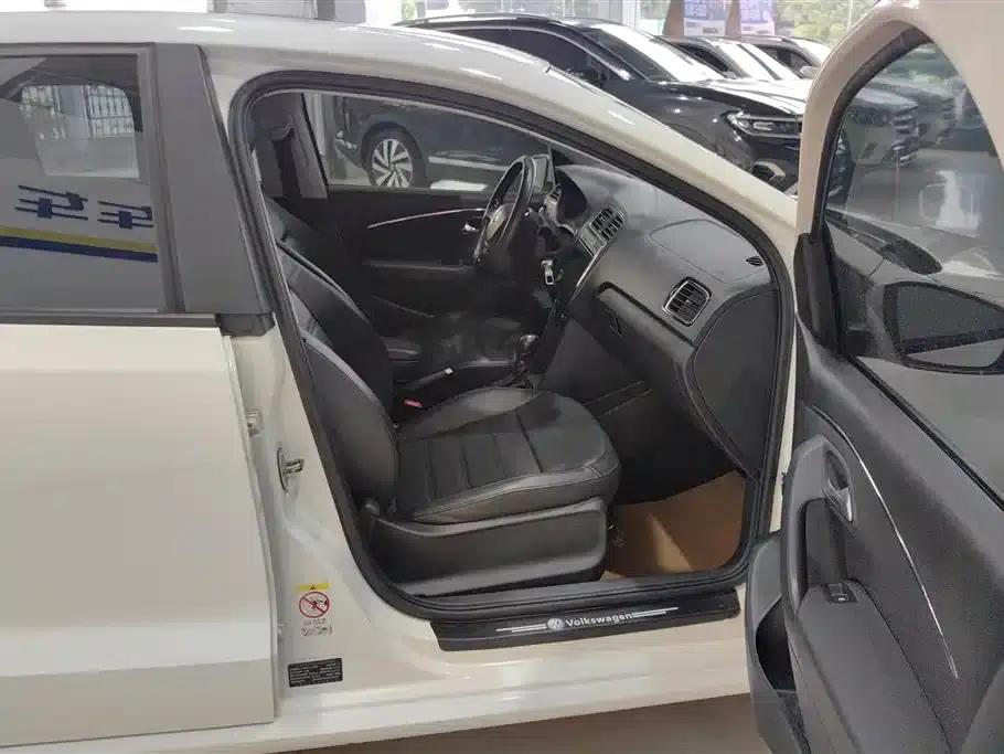 2016 Polo 1.6L Automatic Luxury — миниатюра 8