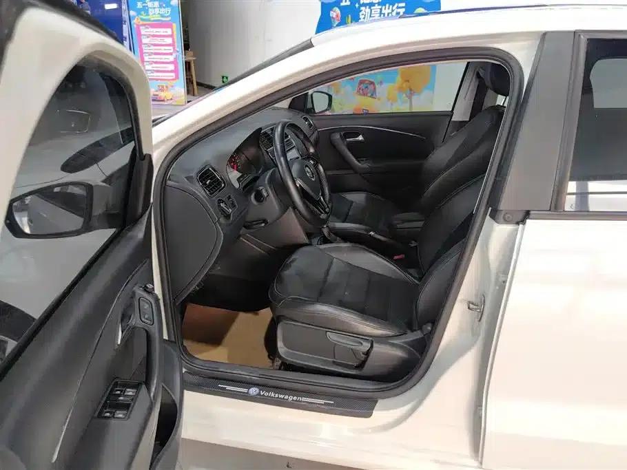 2016 Polo 1.6L Automatic Luxury — миниатюра 9